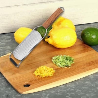 Dailygoods- Kaasrasp Hoogwaardig Roestvrij Staal - Citroenrasp - Nootmuskaatrasp - Knoflookrasp - Voor Harde Kaas - 30 x 6,3 cm - Rasp