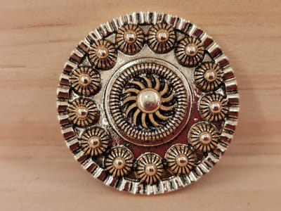 - Magneet - broche - elegant - Zeeuws knoop - antiek goud kleur voor omslagdoek, sjaal en vest en als broche te sluiten zonder gaatjes te veroorzaken.