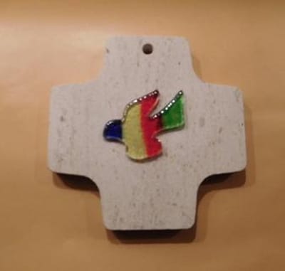 Kruisje Kalksteen met glazen duif