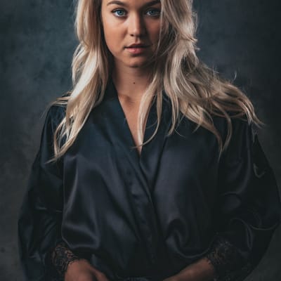 Kimono Deep Black van heerlijk satijn - dames badjas - lang met kant - kleur zwart - Luxe cadeau vrouw - One size fits all
