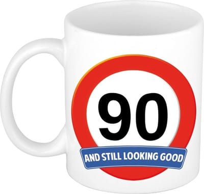 Koffie mok / cadeau beker - 90 jaar - verjaardag - still looking good - wit - stopbord - 300 ml - keramiek