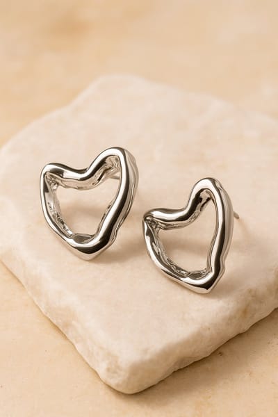Lundholm Geometrische Hartjes Oorstekers Dames – Premium Stainless Steel Jewellery Zilverkleurig – Chunky Hartje Oorbellen My – Cadeau voor Haar – Luxe Geschenkverpakking