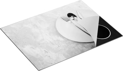 Chefcare Inductie Beschermer Bestek met een Bord op Witte Marmer - Zwart Wit - 70x50 cm - Afdekplaat Inductie - Kookplaat Beschermer - Inductie Mat