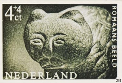 Briefkaart met afbeelding Romaans beeld postzegel