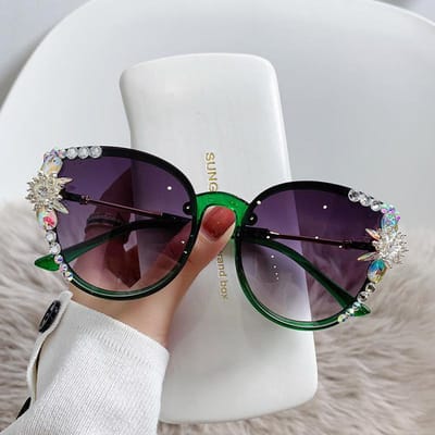 Lunettes de soleil œil de chat Diamant Enclos Trop Lunettes de soleil amincissantes à grande monture anti-ultraviolets pour femmes [Source factory straight hair]