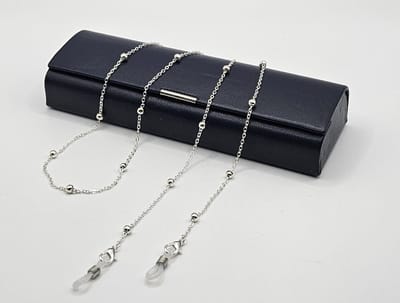 Dames zilveren brillenketting met accenten en reserve rubberen lussen. Inclusief twee hoogwaardige microvezel doekjes / brillenkoord dames / brilkoordje kraaltjes / briltouwtje / ketting voor zonnerbril / cordon de lunettes / Aland optiek 011