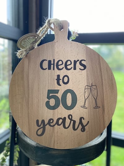 Serveerplank 50 jaar - cheers to 50 years - maat 30 - puur hout - verjaardag - te personaliseren met naam