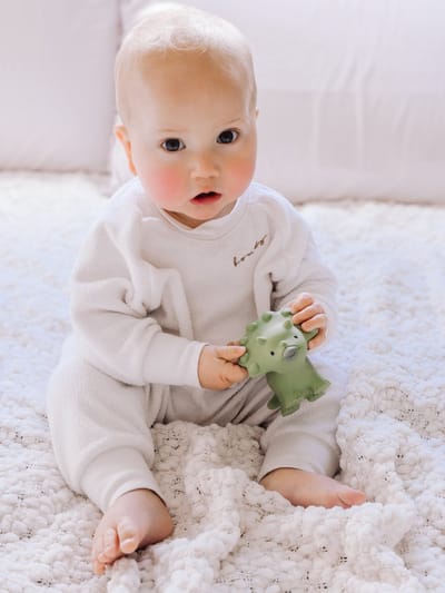 Tikiri: MIJN EERSTE DINOSAURUS / TRICE 8,2cm, in natuurlijk rubber, met belletje, met hangkaart, 0+
