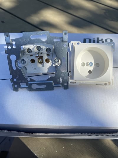 Sokkel voor stopcontact met penaarde en beschermingsafsluiters, inbouwdiepte 28,5 mm, 16 A/250 Vac, schroefklemmen