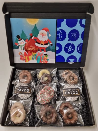 Kerstkransjes Proeverij Pakket - 9 smaken met BOL.com cadeaukaart ter waarde van 20 euro | Mystery Card 'Merry Christmas' met persoonlijke (video)boodschap | Kerstpakket | Kerst Cadeaubox  | Chocolade Cadeau | Brievenbusbox