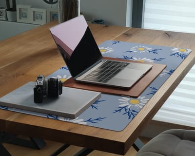 Coloray Bureau Onderlegger - Madeliefjespatronen Bureau Onderlegger Groot - 100 cm x 50 cm - Blauw Bureau Onderlegger - Bureau Onderlegger XXL - Computer Mat - Bureau Pad - Bureau Mat