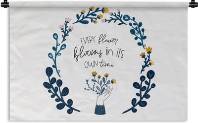 Wandkleed - Wanddoek - Every flower blooms in its own time - Spreuken - Quotes - 180x120 cm - Wandtapijt