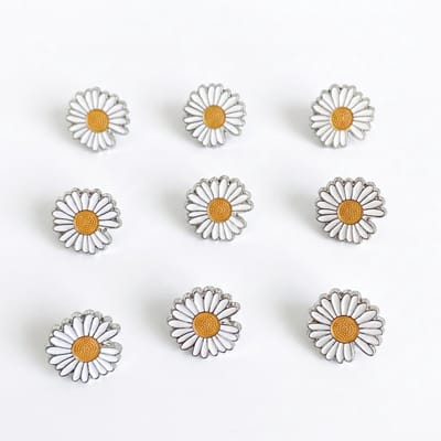Wit en geel madeliefje broche set dames – 9 stuks metalen broches met bloemvorm en emaille afwerking – kleine decoratieve spelden voor sjaal, jas of kledingaccessoire