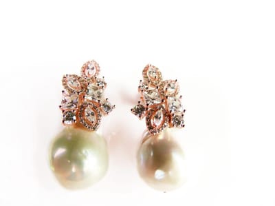 Zilveren oorringen roos goud verguld Model Pearl Fantasie zilveren oorringen roos goud verguld gezet met barok parel en cubic zirconia