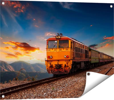 Gards Tuinposter Trein tussen de Bergen in Thailand - 80x60 cm - Tuindoek - Tuindecoratie - Wanddecoratie buiten - Tuinschilderij
