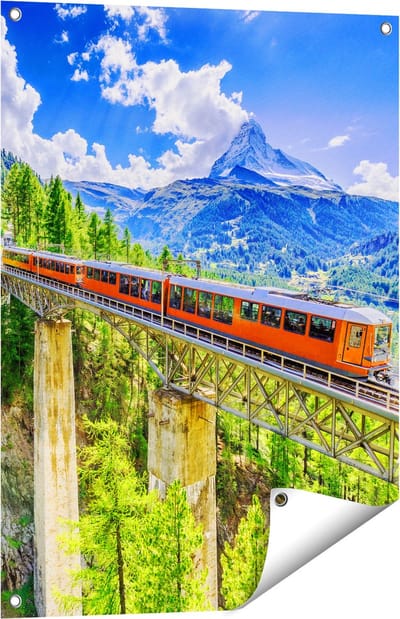 Gards Tuinposter Trein op een Brug bij een Waterval in Zwitserland - 60x80 cm - Tuindoek - Tuindecoratie - Wanddecoratie buiten - Tuinschilderij