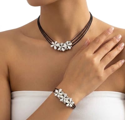 Zilverkleurige bloemen ketting en armband voor dames – set met zwarte koorden en bloem hanger