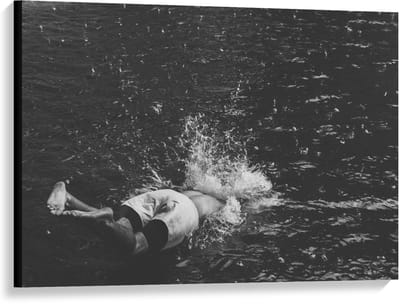 Canvas  - Duikende Man in Water  - 100x75cm Foto op Canvas Schilderij (Wanddecoratie op Canvas)