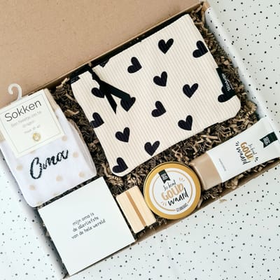 Wrapped Up Cadeauboxen 'Voor oma' - Cadeau voor Oma – Cadeaupakket Oma – Moederdag Cadeau / Verjaardag / Beterschap / Bedankje – Handcrème, Geurkaars, Sokken Oma, Tegeltje ‘Mijn Oma is de AllerLiefste’ & Multifunctioneel Tasje
