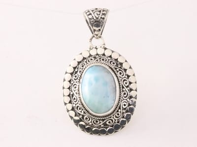 Traditionele bewerkte zilveren hanger met larimar