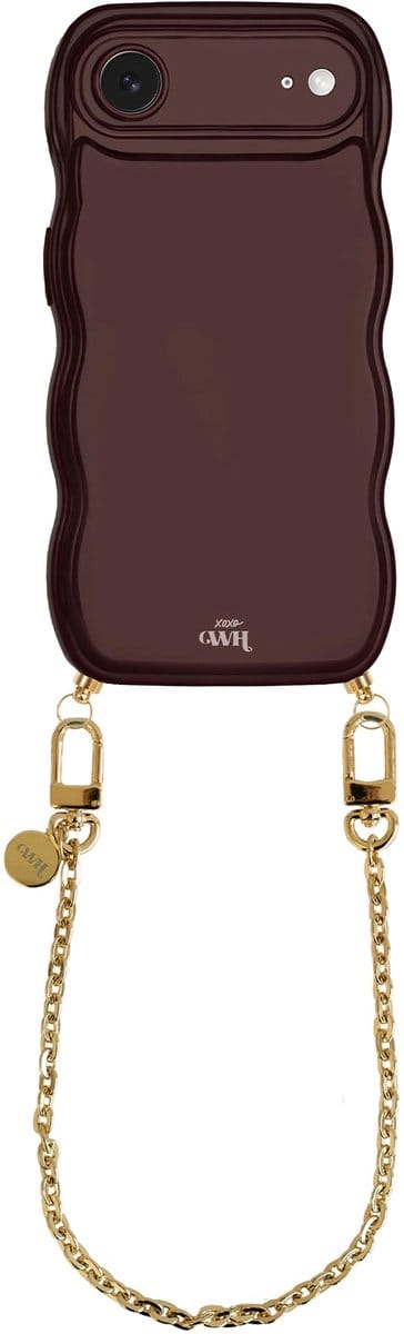 xoxo Wildhearts Glossy Wavy Cord Case Burgundy - Geschikt voor iPhone 17 Air - Dreamy - Kort koord - Glimmend telefoonhoesje met golven - Hoesje met koord - Gouden ketting - kort telefoonkoord - Bordeaux rood hoesje - Korte variant koord