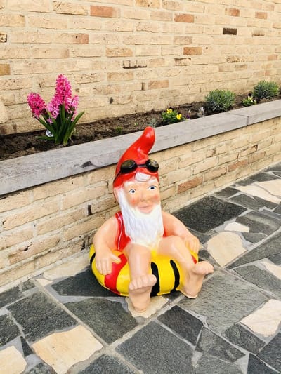 Kabouter zwemband 50 cm hoog - polyester - polyresin -polystone - tuinkabouter - hoogkwalitatieve kunststof - decoratiefiguur - interieur - accessoire - voor binnen - cadeau - geschenk - tuinfiguur - tuinbeeldje - tuindecoratie