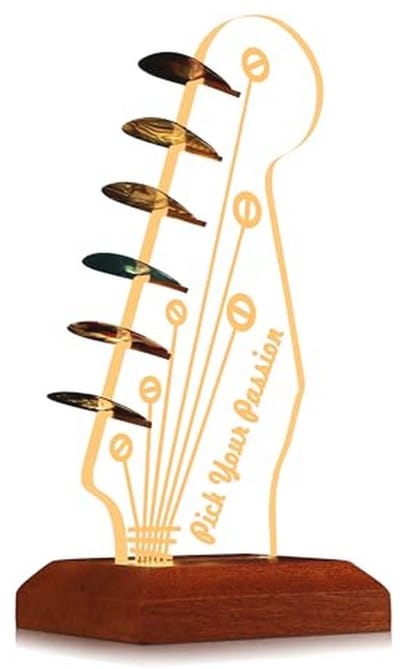 Lichtgevende gitaar plectrum houder met houten basis voor opslag en display