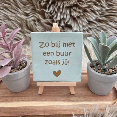 Robuust wenstegeltje – Zo Blij met een buur zoals Jij – Robuust 10x10 cm – Spreuktegel – Cadeau voor buren – Trendy nu – Zomaar – Vriendschap – Decoratief Tegeltje met Standaard – Cadeau Idee