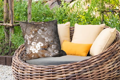 Sierkussen Buiten - Bloemen - Wit - Goud - Beige - Luxe - 60x60 cm - Weerbestendig