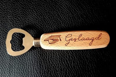 Schubie - Houten Flesopener Geslaagd met pet - Cadeau - Bieropener - Flessenopener