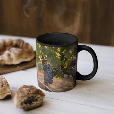 Magische Mok - Foto op Warmte Mokken - Koffiemok - Druiven - Wijngaard - Zonlicht - Magic Mok - Beker - 350 ML - Theemok