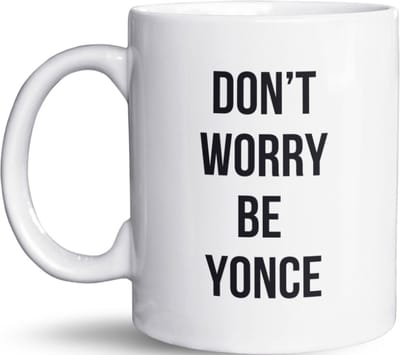 NietMokken.nl - Grappige Mok "Don’t Worry Be Yonce" – Voor Fans van Queen B – Beide Zijden Bedrukt – Vaatwasser- en Magnetronbestendig – Perfect Cadeau – Beker 325ml - Keramische tas voor Beyhivers