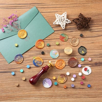 Candala Waxzegelstempelset, 630 stuks waszegelkralen, zegelwas set met bijenzegelstempel, zegelwaswarmer, smeltlepel, theelichtjes, enveloppen, metallic stiften, doe-het-zelf bruiloft uitnodiging