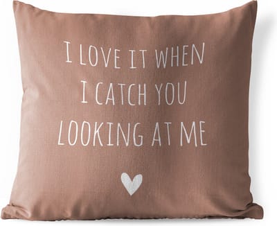 Buitenkussen Weerbestendig - Engelse quote "I love it when i catch you looking at me" tegen een bruine achtergrond - 50x50 cm