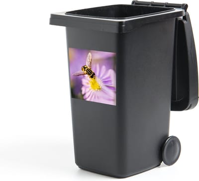 Container sticker Aster - Een bij zit op een aster bloem - 40x40 cm - kliko sticker - weerbestendige containersticker