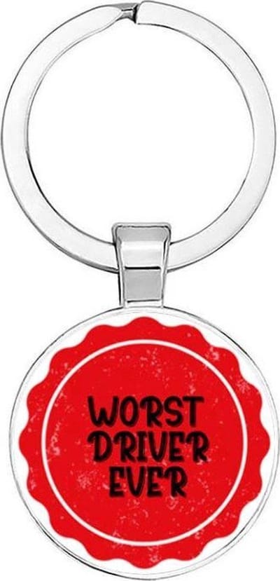 Akyol - Worst driver ever Sleutelhanger - Auto Sleutelhanger - Sleutelhanger Auto - Auto accessoires - Autoliefhebber - Leuke cadeau voor iemand die van auto's houdt - Sleutelhanger mannen - Sleutelhanger vrouwen