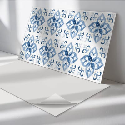 Wallfluent Vinyl Wandpaneel - Bloemenpatroon op tegels Vinyl Wandbekleding - 100 cm x 50 cm - Blauw PVC wandpaneel - 1 stuk - Rechthoekig Wandbekleding Vinyl - Texturen Wandpaneel - Zelfklevend Muurpaneel - Wandpaneel Keuken en Badkamer