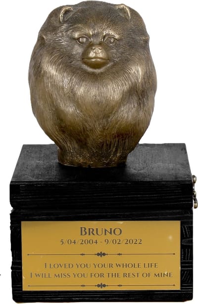 Urn met gravure en sculptuur van een Pomeriaan - handgemaakt kunstwerk