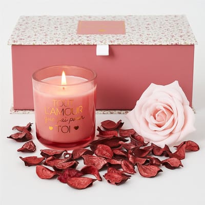 Luxe Geurkaars Cadeaubox – “Tout l'amour que j'ai pour toi” – Inclusief Amberkleurige Geurkaars & Decoratieve Roos met Natuurlijke Luchtverfrisser – Romantisch Geschenk voor Verjaardag, Moederdag of Jubileum – Roze