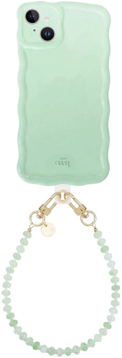 xoxo Wildhearts Glossy Wavy Case Sage Sorbet - Dusty Green (kort koord) - geschikt voor iPhone 15 - hoesje met telefoonkoord - afneembaar koord - Kralenketting - kort telefoonkoord - hoesje met golven - Groen