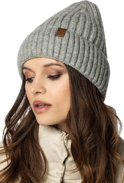 Vivisence Dames Wintermuts - Geribde Gebreide Stof Met Omgeslagen Rand Zonder Fleecevoering Met Eco Leren Patch Met Logo - Zacht En Warm Voor Herfst En Winter Comfortabele Pasvorm Voor Elke Dag - Lichtgrijs