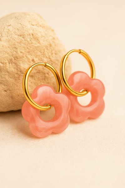 Lundholm Oorringen Dames Goudkleurig Bloem – Premium Stainless Steel Gold Plated – Roze Bloemenhangers (2.6 x 2 cm) – Bohemian Style – Luxe Geschenkverpakking