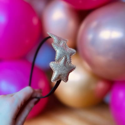 Diadeem met sterretjes - kerstcollectie - glimmend - ster - goud - zwarte diadeem