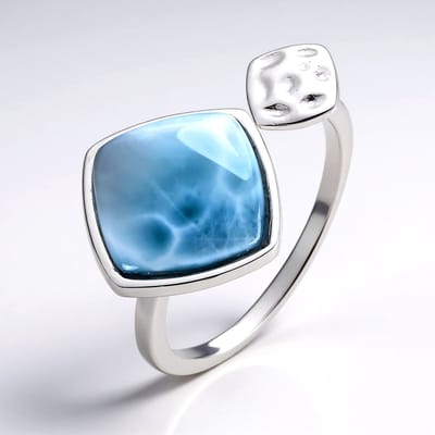 Cavill - Larimar Ring 4,51 ct - 925 Sterling Zilver - Antieke Kussen Cabochon - Blauwe Edelsteen - Handgemaakt - Natuurlijke Elegantie - Maat 16-21