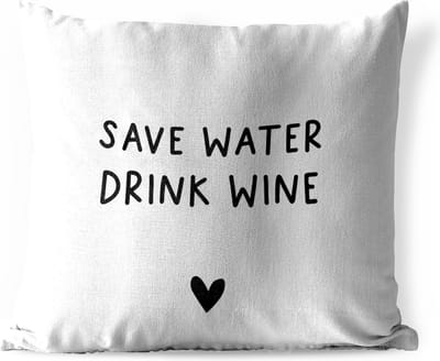 Sierkussen Buiten - Engelse quote "Save water drink wine" met een hartje tegen een witte achtergrond - 60x60 cm - Weerbestendig