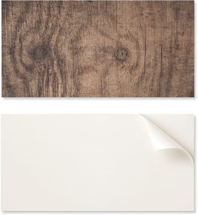 Zelfklevend vinylpaneel met print voor de badkamer, 100x50 cm, natuurlijke houtstructuur.