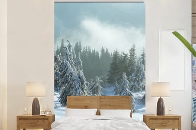 Behang - Fotobehang Bos - Sneeuw - Winter - Breedte 155 cm x hoogte 240 cm