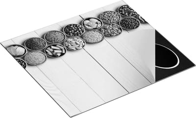 Chefcare Inductie Beschermer Kruidenbakjes op een Houten Tafel - Zwart Wit - 60x50 cm - Afdekplaat Inductie - Kookplaat Beschermer - Inductie Mat
