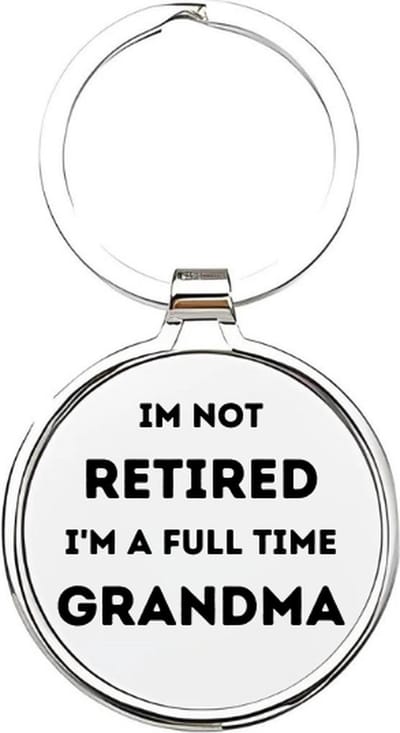 Akyol - im not retired im a fulltime grandma Sleutelhanger - Oma - de leukste oma - oma sleutelhanger - grootmoeder sleutelhanger - sleutelhanger voor oma - familie sleutelhanger - verjaardagscadeautje - cadeau voor oma - grandmother - 4 x 7,5 CM