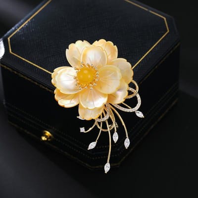Dames Lichte Luxe Design Elegante Pioenroos Bloemen Broche Modieus En Veelzijdig Niche Design Gevoel Broche Dagelijkse Accessoires beige